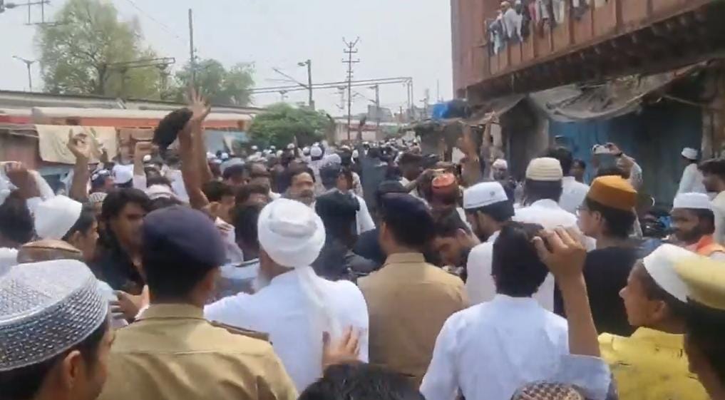 वक्फ बिल के खिलाफ आज देश में जमकर हुआ प्रदर्शन,नमाज के बाद मुस्लिमों ने जमकर की नारेबाजी 1 1000506121