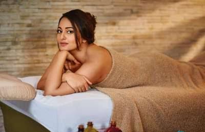 तलाक का नाम सुनते हीं यूजर पर भड़की सोनाक्षी सिन्हा,बोली-पहले तेरे मम्मी-पापा करेंगे और फिर हम 1 1000508367