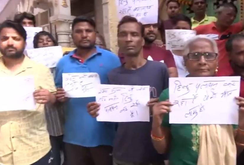 दिल्ली के इस इलाके में पलायन को मजबूर हुआ हिंदू परिवार,योगी मॉडल लागू करने की उठी मांग 1 1000508731