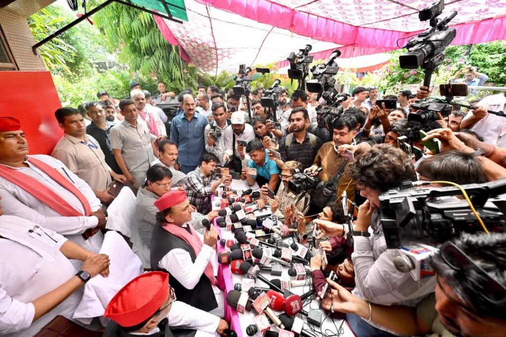 ये सरकार पिछड़े,दलित और अल्पसंख्यकों को डराना चाहती है,खूब गरजे अखिलेश यादव 1 1000509393