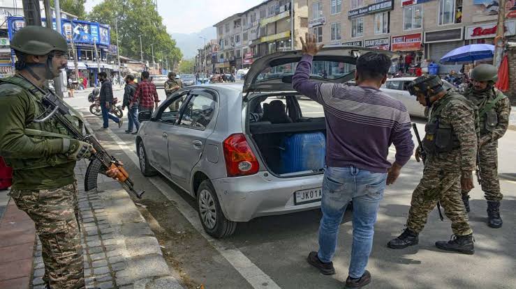पहलगाम घटना के बाद आज कई राज्यों में हाई अलर्ट पर दिखी पुलिस,बढ़ाई गई सुरक्षा 1 1000511134