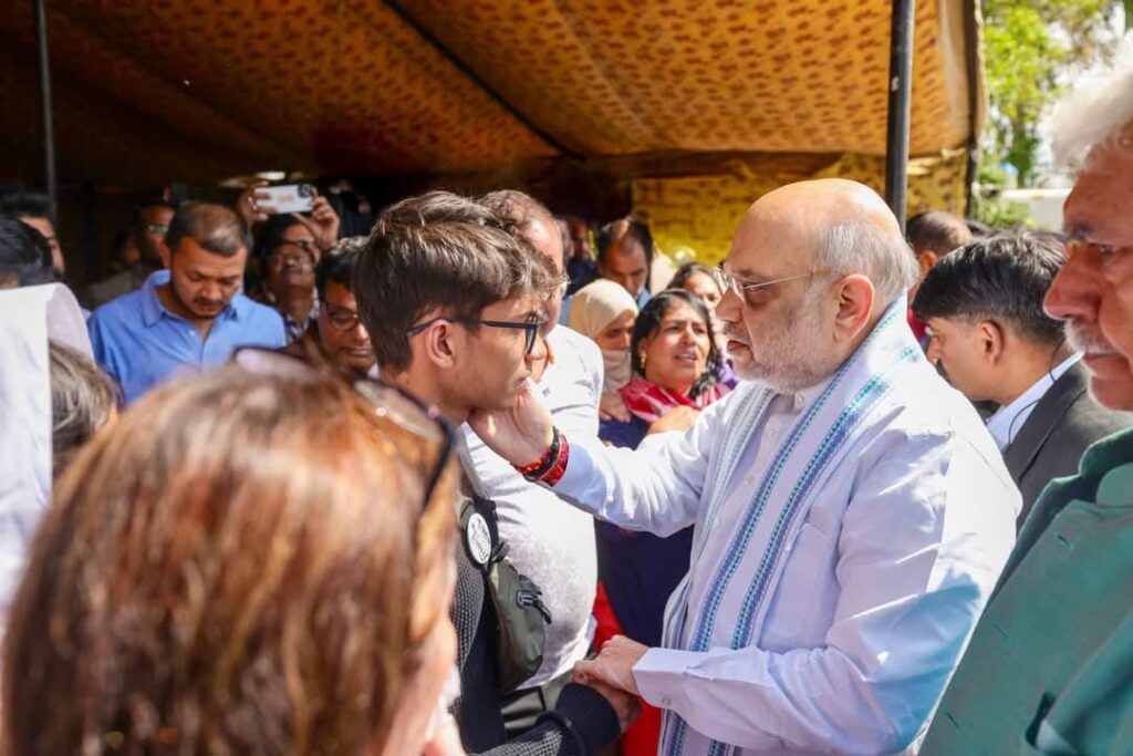 भारत अब झुकेगा नहीं,पहलगाम मामले में परिजनों से मुलाकात के बाद भावुक हुए अमित शाह 1 1000511264