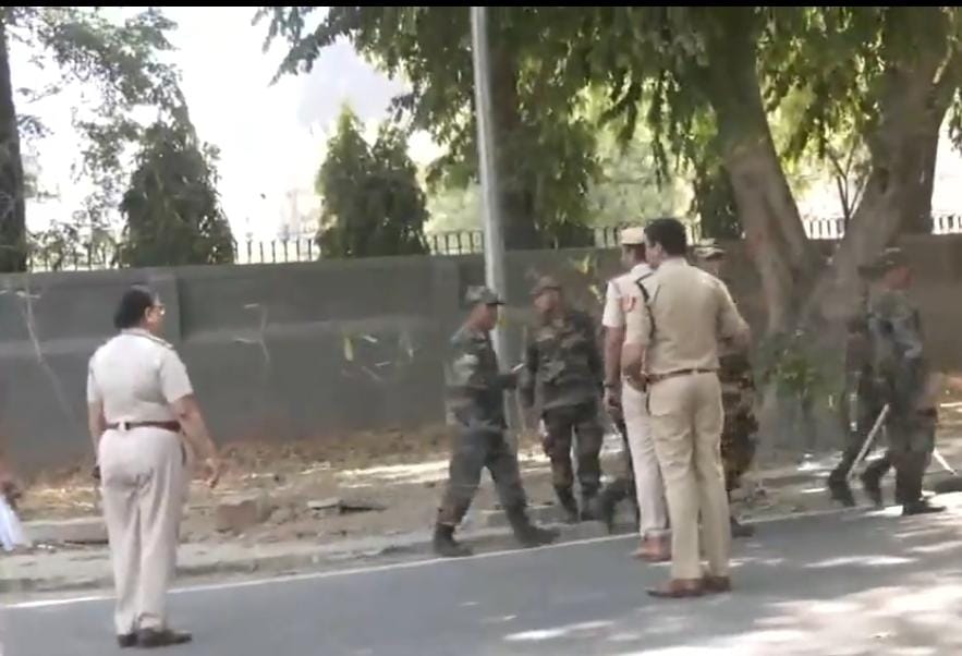 भारत के मातम पर पाकिस्तानी अधिकारी मना रहे हैं खुशी,केक मंगाकर मनाया जश्न! 1 1000511574