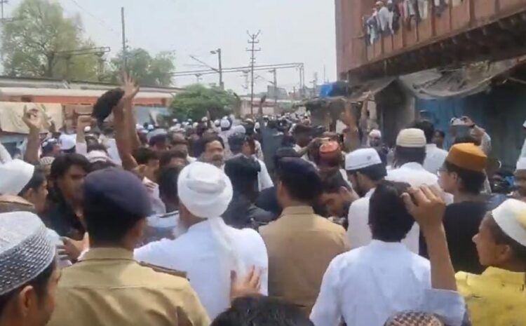 वक्फ बिल के खिलाफ आज देश में जमकर हुआ प्रदर्शन,नमाज के बाद मुस्लिमों ने जमकर की नारेबाजी