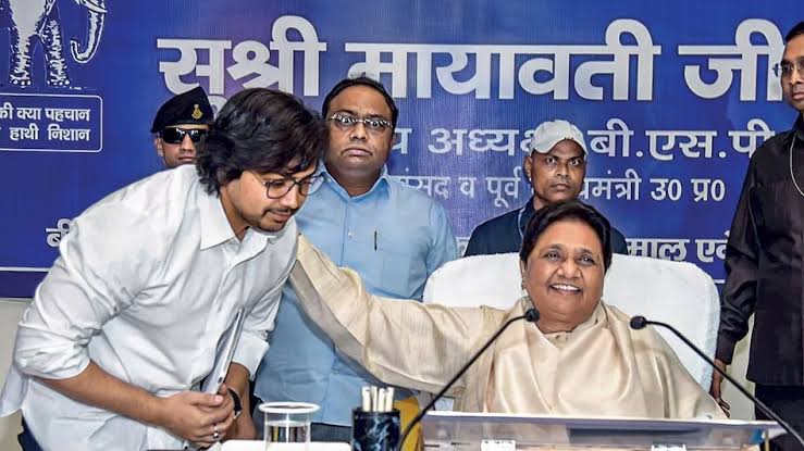 आकाश की फिर से हो रही है बसपा में एंट्री,मान गईं नाराज बुआ मायावती