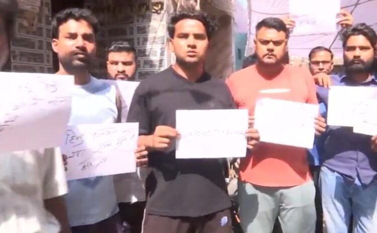 दिल्ली के इस इलाके में पलायन को मजबूर हुआ हिंदू परिवार,योगी मॉडल लागू करने की उठी मांग