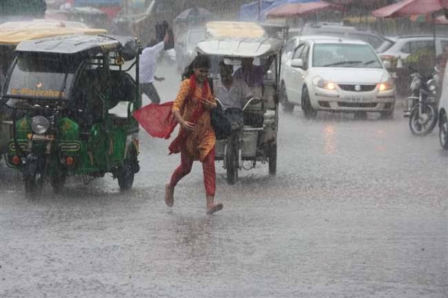 आंधी-तूफान के साथ होने वाली है तेज बारिश,30 किलोमीटर प्रति घंटे तक की रफ्तार से चलने वाली है हवाएं