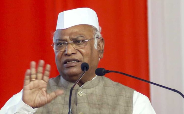मंदिर में दर्शन के बाद गंगाजल छिड़के जाने के मामले पर खरगे ने बीजेपी पर बोला हमला,क्या दलित हिंदू नहीं है?