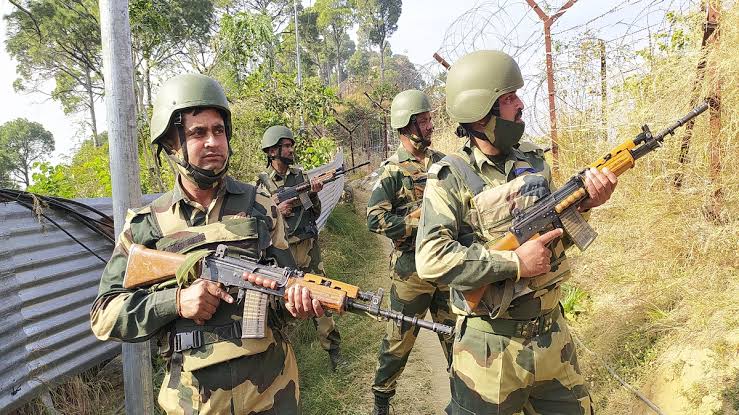 पाकिस्तान अपनी नापाक हरकतों से नहीं नहीं आ रहा है बाज,भारत ने LOC पर दिया मुंहतोड़ जवाब 1 1000514886