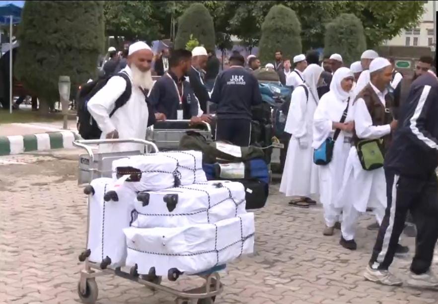 हज के लिए आज श्रीनगर से रवाना हुआ पहला ग्रुप,सभी ने कश्मीर में शांति के लिए की दुआ 1 1000515185