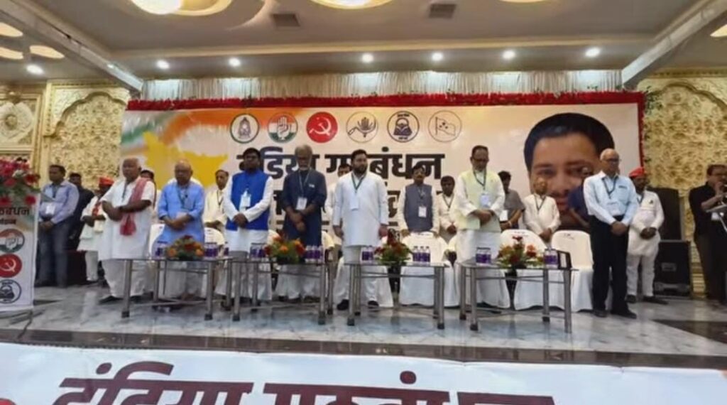 महागठबंध की बैठक में शामिल हुए सभी बड़े नेता,जीत का कारनेज दावा 1 1000515302