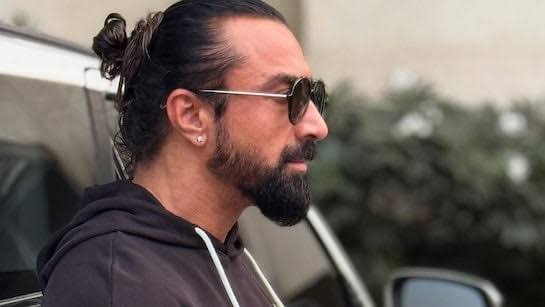 एजाज खान की बढ़ी मुश्किलें,बोली एक्ट्रेस-काम दिलाने के नाम पर घर ले जाकर मेरे साथ किया गंदा काम 1 1000515550