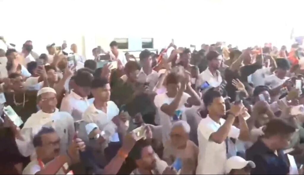 प्रशासन के रोक के बावजूद नहीं माने राहुल गांधी,पहुंच गए अंबेडकर छात्रावास 1 1000520436
