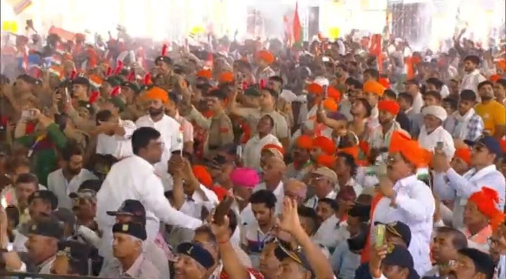 पीएम मोदी ने आज फिर से पाकिस्तान को दे दी चेतावनी,मेरी नसों में अब गरम सिंदूर बह रहा है 1 1000523133