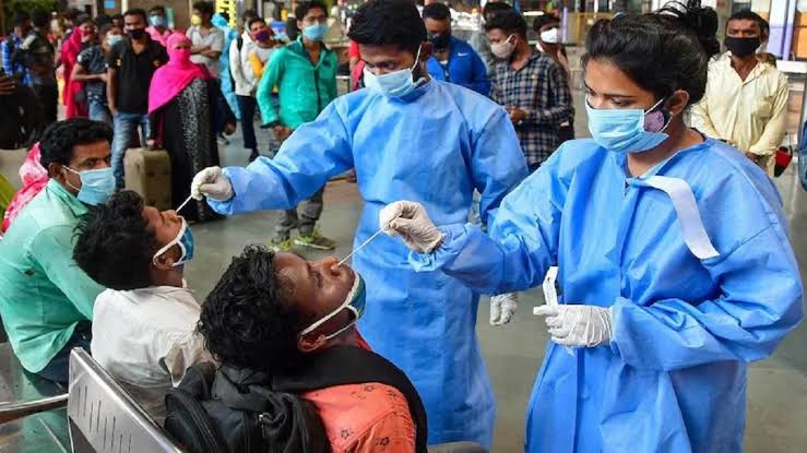 भारत में एक बार फिर से बढ़ा कोविड-19 का प्रकोप,सैकड़ों लोग मिले पॉजिटिव 1 1000523458