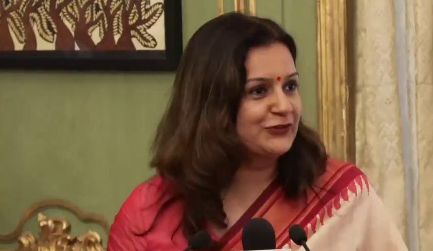 पाकिस्तान शायद भूल रहा है कि भारत की भूमि से कृष्ण भी आते हैं,पेरिस के धरती से प्रियंका चतुर्वेदी ने पाक को दी सलाह 1 1000525692