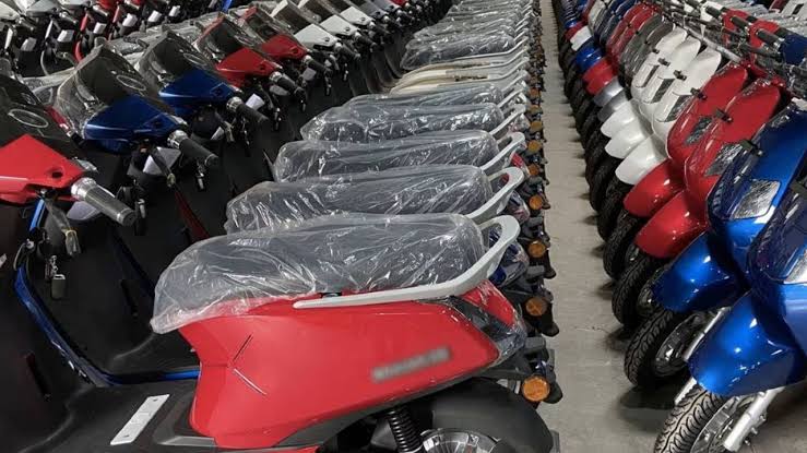 Bajaj और TVS ने OLA को दी कड़ी टक्कर,अब बन गई तीसरे नंबर की कंपनी 1 1000526141