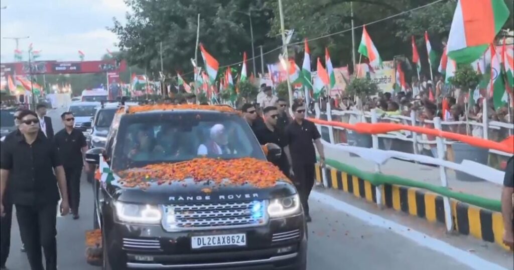 रोड शो में पीएम मोदी पर हुई पुष्प वर्षा,पटना में हुआ भयंकर स्वागत 1 1000526551