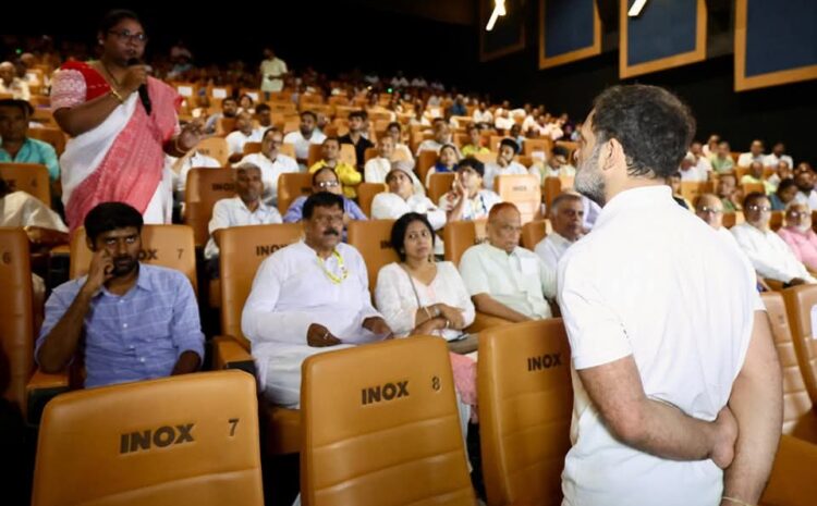 राहुल गांधी ने पटना में फिल्म फूले देखकर ले ली लोकप्रियता,राहुल को देखने के लिए मॉल के पास लगी रही भीड़