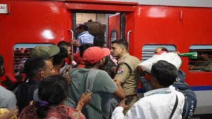 यात्रियों की बढ़ती भीड़ को देखते हुए रेलवे ने लिया बड़ा फैसला,प्रमुख पर्यटन स्थलों के लिए बढ़ा दिया 19 जोड़ी ट्रेनें