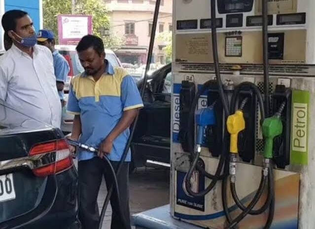 पेट्रोल और डीजल के दामों में होने वाली है बड़ी गिरावट,15 रुपए तक कम हो सकते हैं भाव