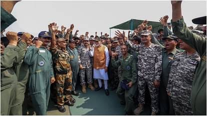 आदमपुर एयरबेस पर जवानों से मुलाकात करने पहुंचे पीएम मोदी,जवानों का बढ़ाया हौसला