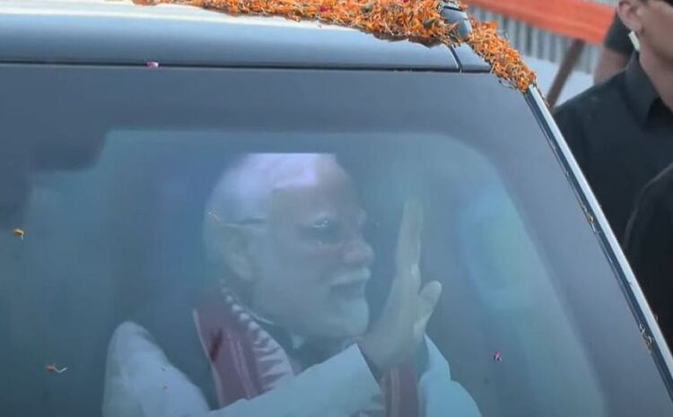 रोड शो में पीएम मोदी पर हुई पुष्प वर्षा,पटना में हुआ भयंकर स्वागत