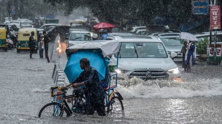 देश के कई राज्यों में मौसम की बगड़ी हालात,अगले 2 दिन तक भारी बारिश का अलर्ट हुई जारी 1 1000528959