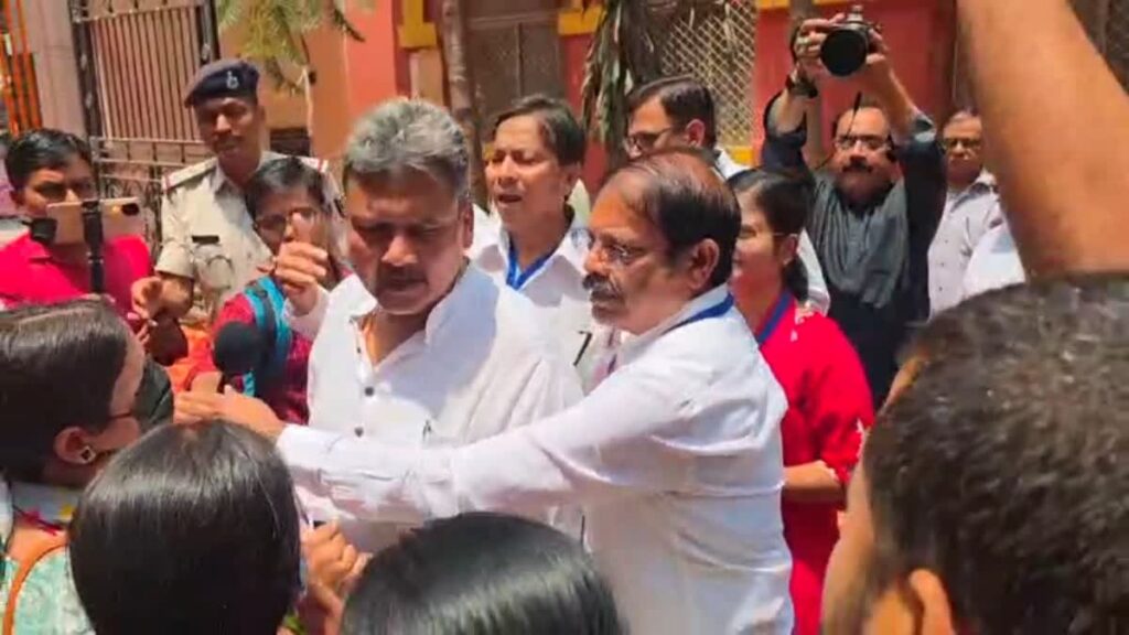 शिक्षक अभ्यर्थियों ने शिक्षा मंत्री का किया घेराव,मंत्री की गाड़ी के आगे लेटकर किया प्रदर्शन 1 1000532592