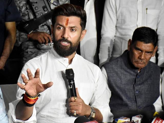 चिराग पासवान पर भड़के प्रशांत किशोर,बोले-दिल्ली में बैठकर राजनीति करने से नहीं चलेगी काम 1 1000533034