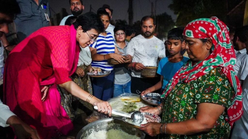 सीएम रेखा गुप्ता को झुग्गीवालों की हाय लगेगी,लोगों से मिलने के बाद आतिशी ने आखिर क्यों दे दी ऐसी श्राफ? 1 1000533049