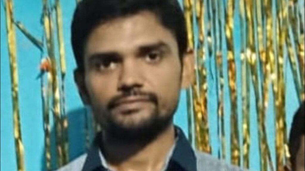 बिहार के इस शिक्षक ने कर दिया बड़ा कारनामा,अपने दो छात्राओं के साथ हुए फरार 1 1000534084