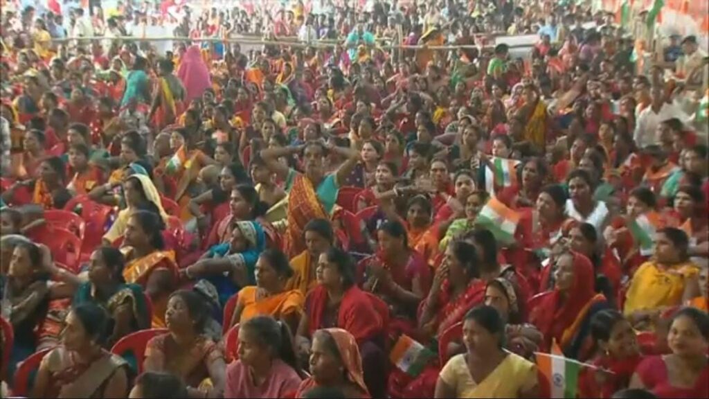 बिहार आते हीं राजद पर हमलावर हुए पीएम मोदी,बोले-लालटेन कहता है,परिवार का साथ,परिवार का विकास 1 1000537771