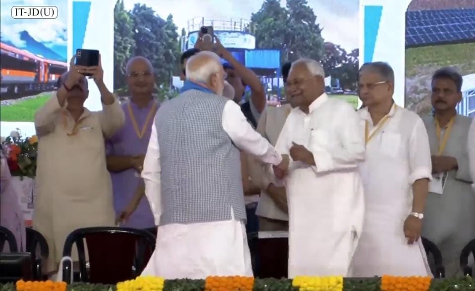 आज कल यह लोग अनाप-शनाप प्रचार प्रसार कर रहे हैं,तेजस्वी पर सीएम नीतीश ने मंच से बोला हमला 1 1000537785
