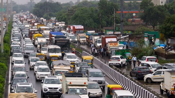 10 साल पुराने डीज़ल और 15 साल पुराने पेट्रोल वाहनों को नहीं मिलेगी ईंधन,सरकार ने लिया बड़ा निर्णय 1 1000538290
