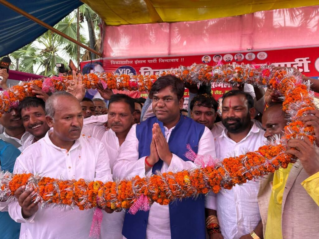 मेरा उप मुख्यमंत्री बनना तय है-मुकेश सहनी ने अपने बयानों से बढ़ाई तेजस्वी की परेशानी 1 1000539236