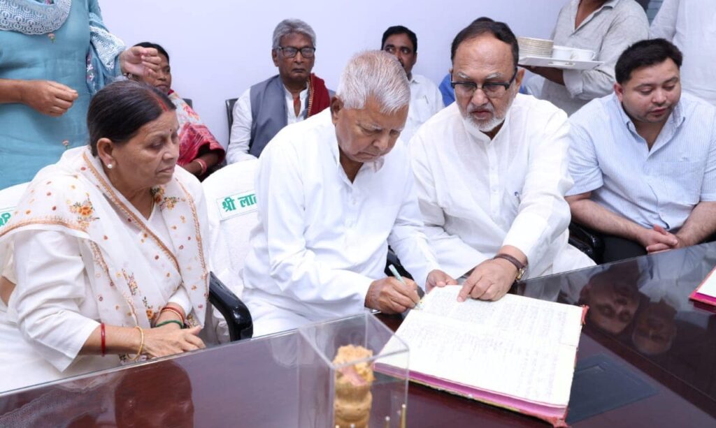 तेजस्वी और बाकी के नेताओं पर लालू को नहीं है भरोसा,जानिए राजद में अध्यक्ष पद के लिए कैसे हुआ निर्णय? 1 1000539879