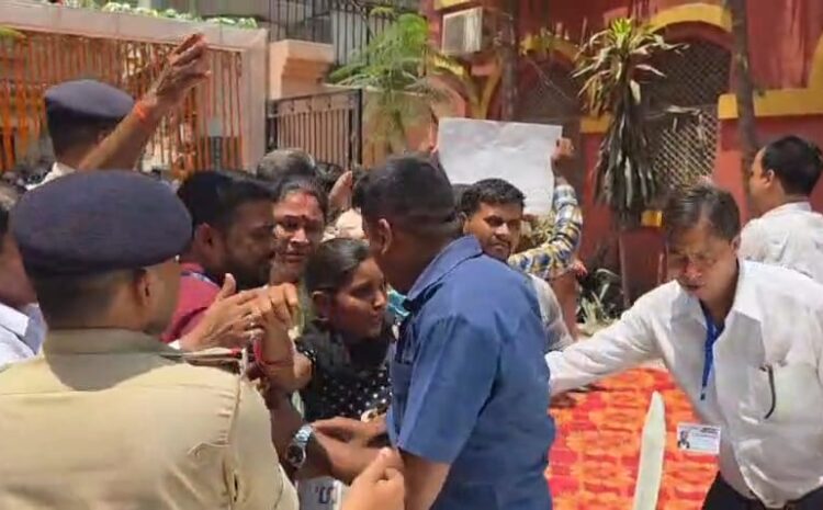 शिक्षक अभ्यर्थियों ने शिक्षा मंत्री का किया घेराव,मंत्री की गाड़ी के आगे लेटकर किया प्रदर्शन