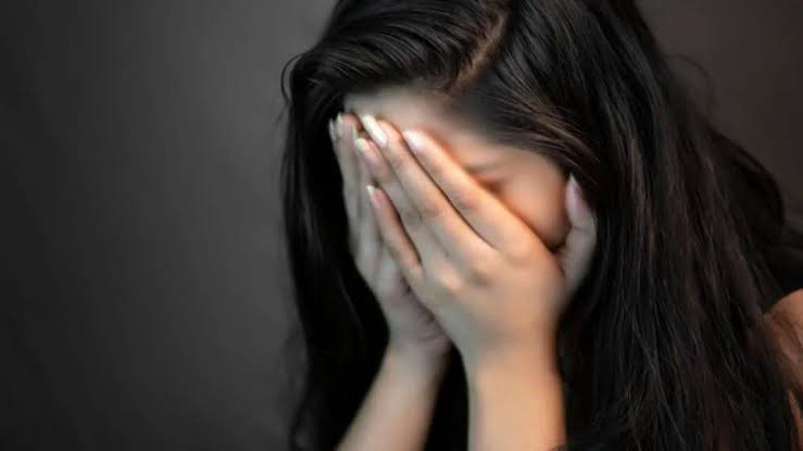 खत्म हो चुकी है इंसानियत,पिता के सामने लड़की के साथ करते रहा.... 1 1000544191