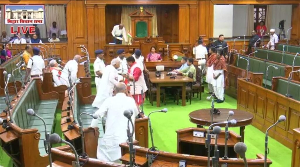 तीसरे दिन भी काला कुर्ता पहनकर पहुंचे विपक्षी नेता,मुख्य गेट को कर दिया जाम 1 1000555785
