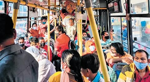 दिल्ली की महिलाओं को अब बस में मिलेगी फ्री यात्रा,सबका बनेगा कार्ड