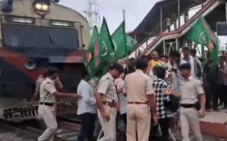 बिहार के कई जिलों में सड़कों पर उतरे राजद कार्यकर्ता,कई ट्रेनों को रोकने का किया गया प्रयास