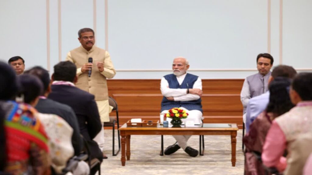 शिक्षक एक मजबूत और उज्जवल भविष्य की नींव है,शिक्षक दिवस पर बोले पीएम मोदी 1 1000582310