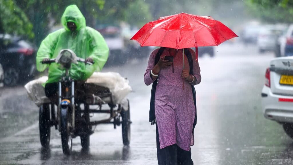 बिहार के 30 जिलों में आज बरसेंगे बदरा,बारिश और ठनका गिरने को लेकर जारी हुआ येलो अलर्ट 1 1000587068