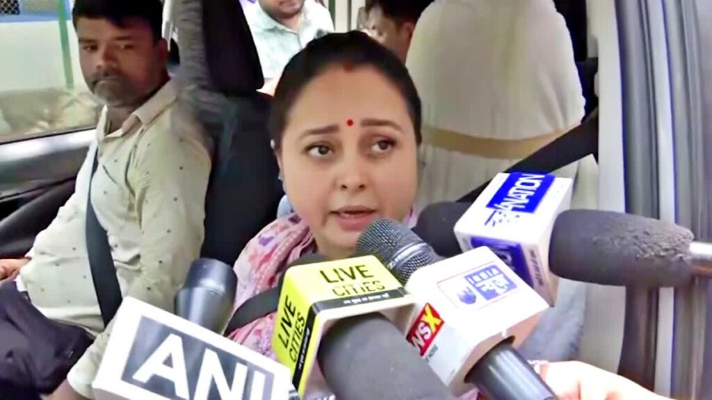 आलोचना से बचने के लिए रोहिणी आचार्य ने अकाउंट किया प्राइवेट,संजय यादव को लेकर राजद में छिड़ी जंग! 1 1000590350