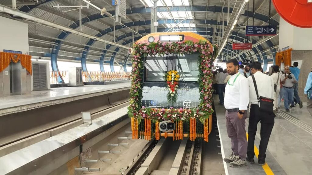 पटना मेट्रो में ये क्या हो रहा है?लड़कियों से परेशान हुए यात्री 1 1000604042