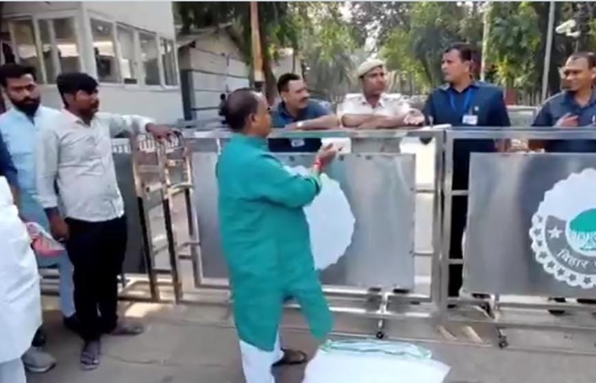 'नीतीश-चिराग' में खींचतान शुरू,धरने पर बैठे गोपाल मंडल 1 1000604854