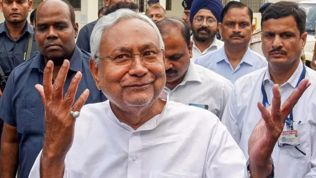 समर्थकों का उमड़ा हुजूम,खुली जीप में सवार होकर नामांकन के लिए निकले अनंत सिंह 1 1000604875