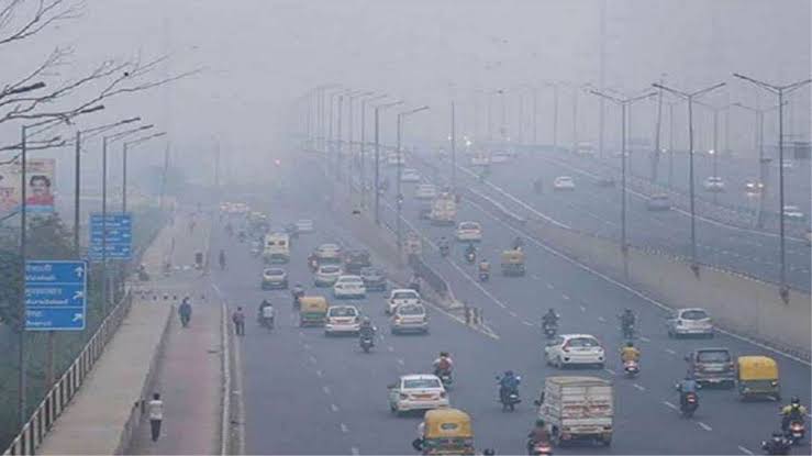 दिवाली के बाद दिल्ली की हवा हुई बेहद खतरनाक,AQI पहुंचा 900 पार 1 1000608765