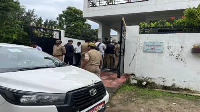  सपा नेता माता प्रसाद पांडेय को लखनऊ में रोका गया,बरेली में नो एंट्री